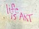 Graffiti Life is art, scritta su muro, street art