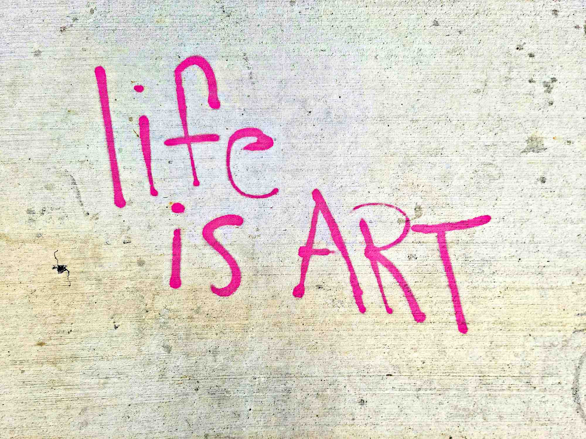 Graffiti Life is art, scritta su muro, street art