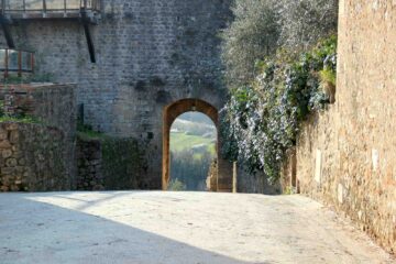 Una delle porte di ingresso nel borgo medievale di Monteriggioni in Toscana