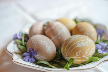 Uova di Pasqua decorate e fiori