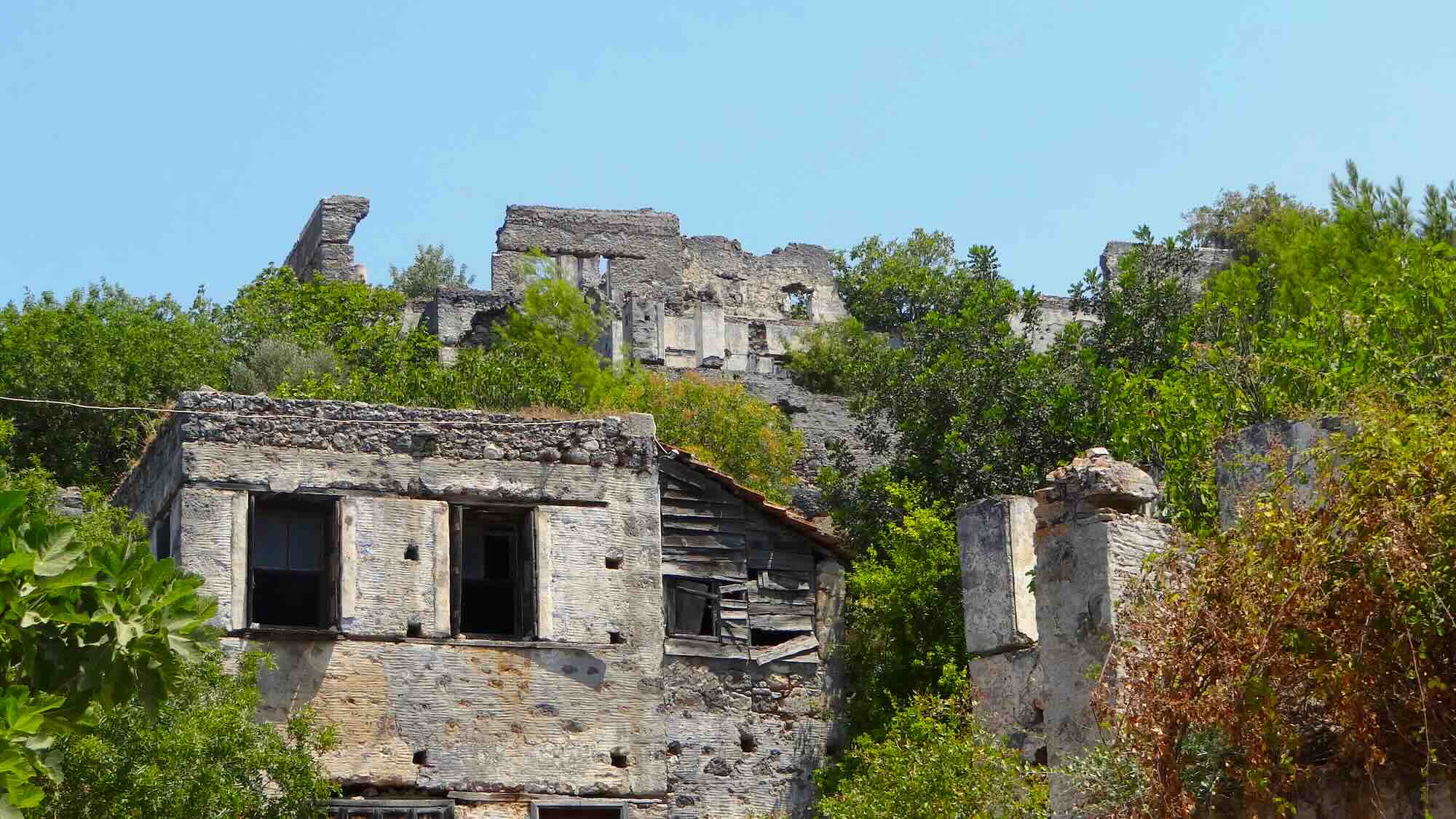 Rovine di case abbandonate in un borgo fantasma